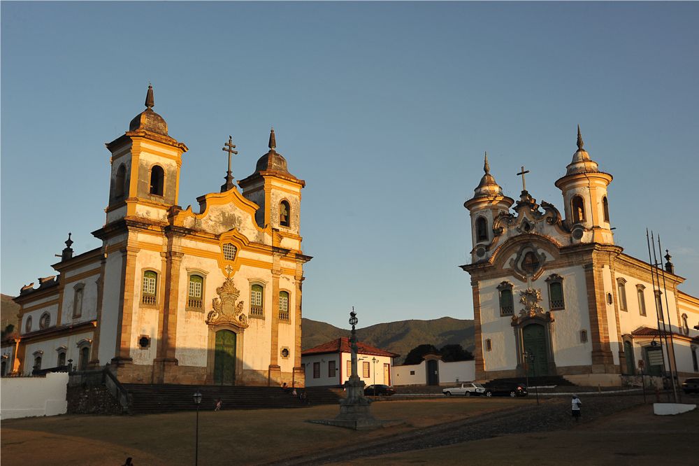 Igreja da Ordem Terceira de São Francisco e a Igreja do Carmo. site